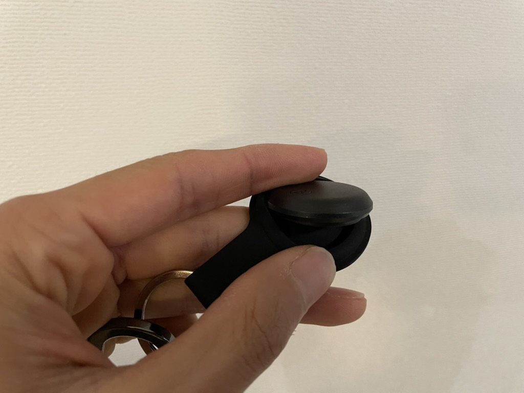 エアタグを付属の保護ケースから外している画像