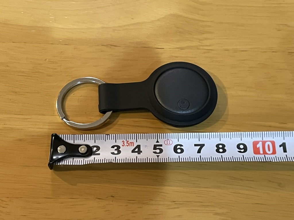 エアタグの長さを図っている画像（約8cm）