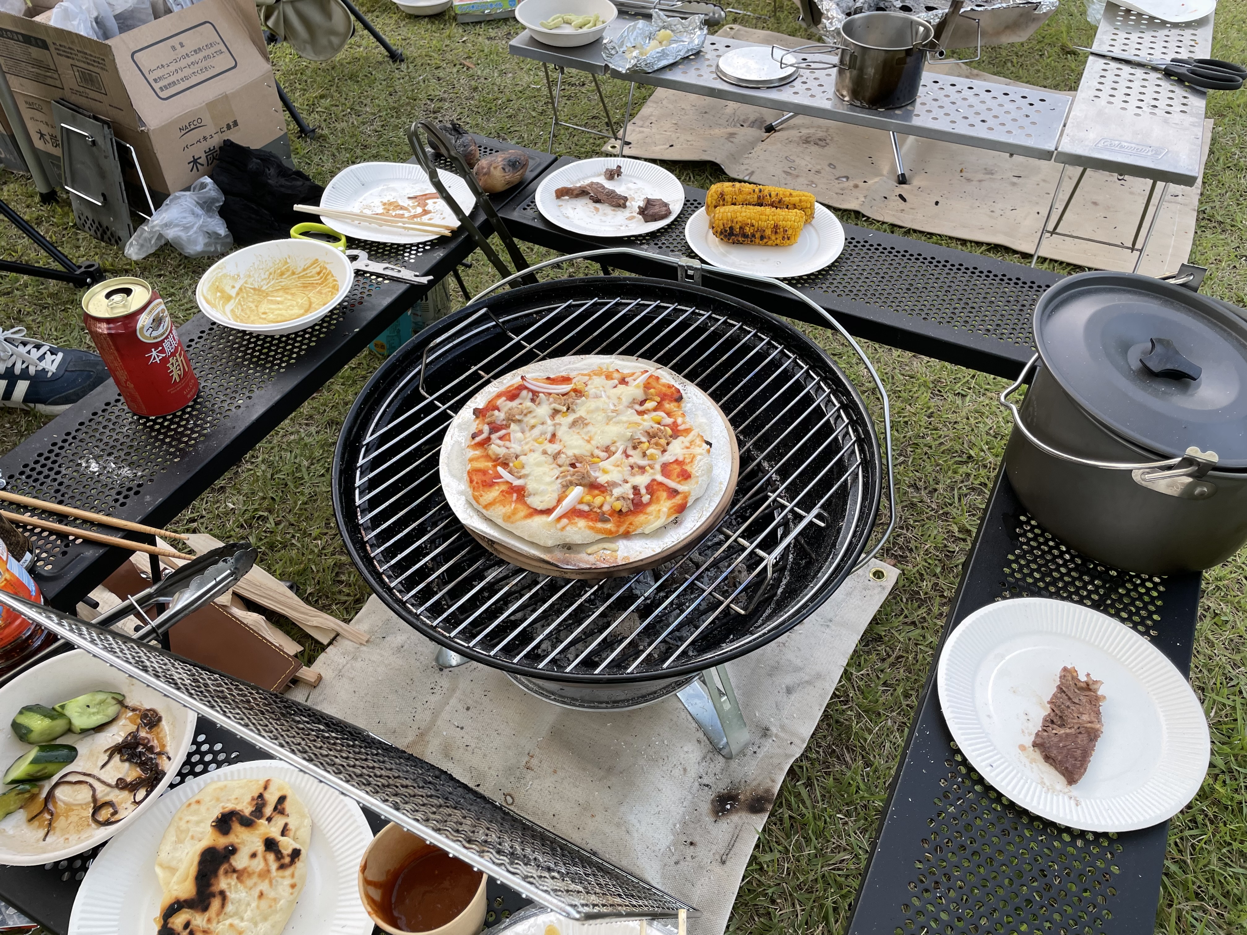 キャンプを初めたころの食事場面。紙皿ばっかり。