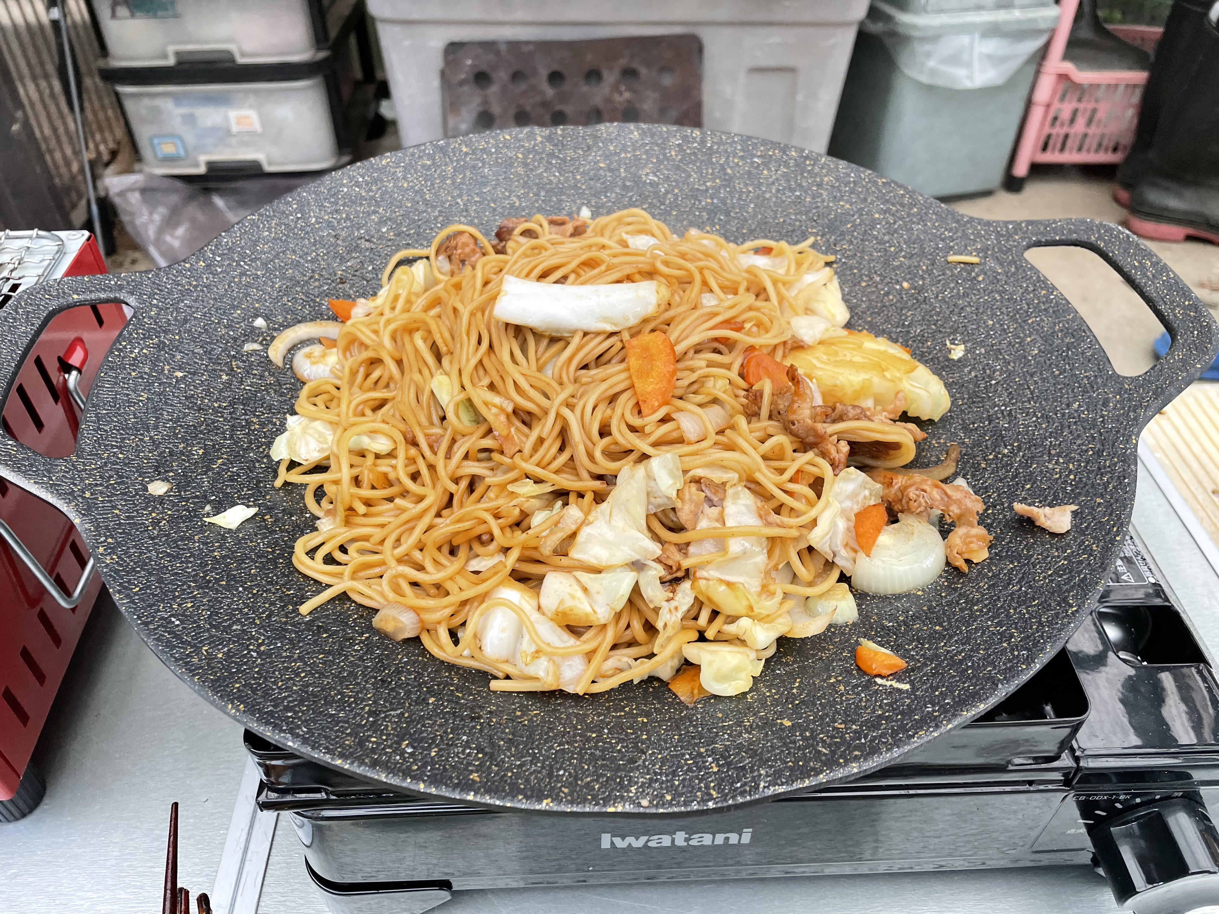 マルチグリドルで焼きそばを作っている写真