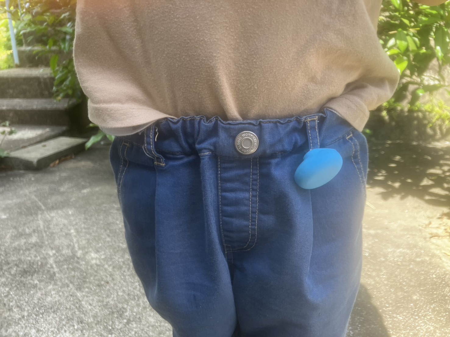 4歳の子どものズボンにAirTag互換タグを安全ピンで取り付けた様子