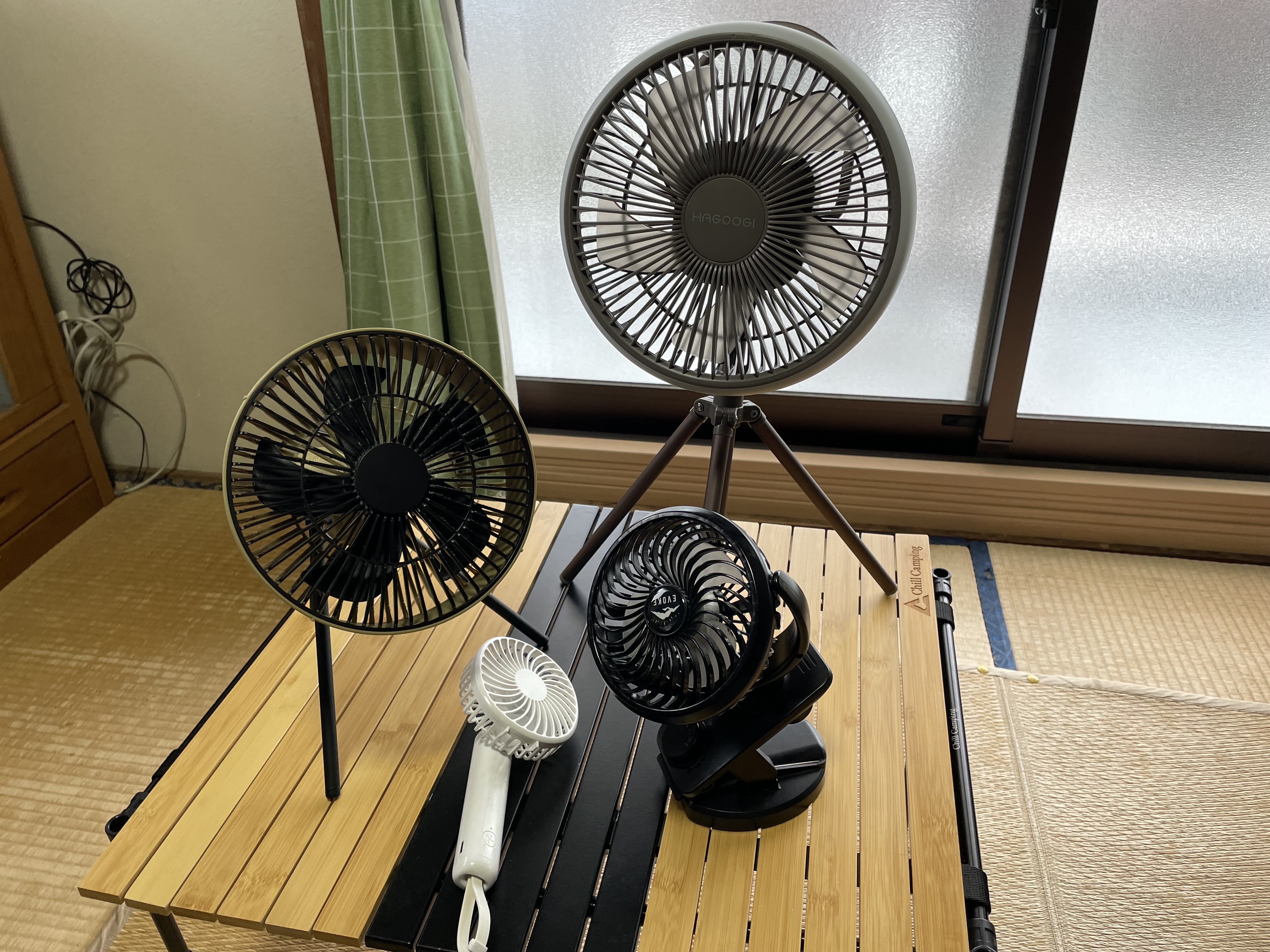 実測に使用した扇風機4台（ELECOM・HAGOOGI・KEYNICE・RHYTHM）を並べた写真