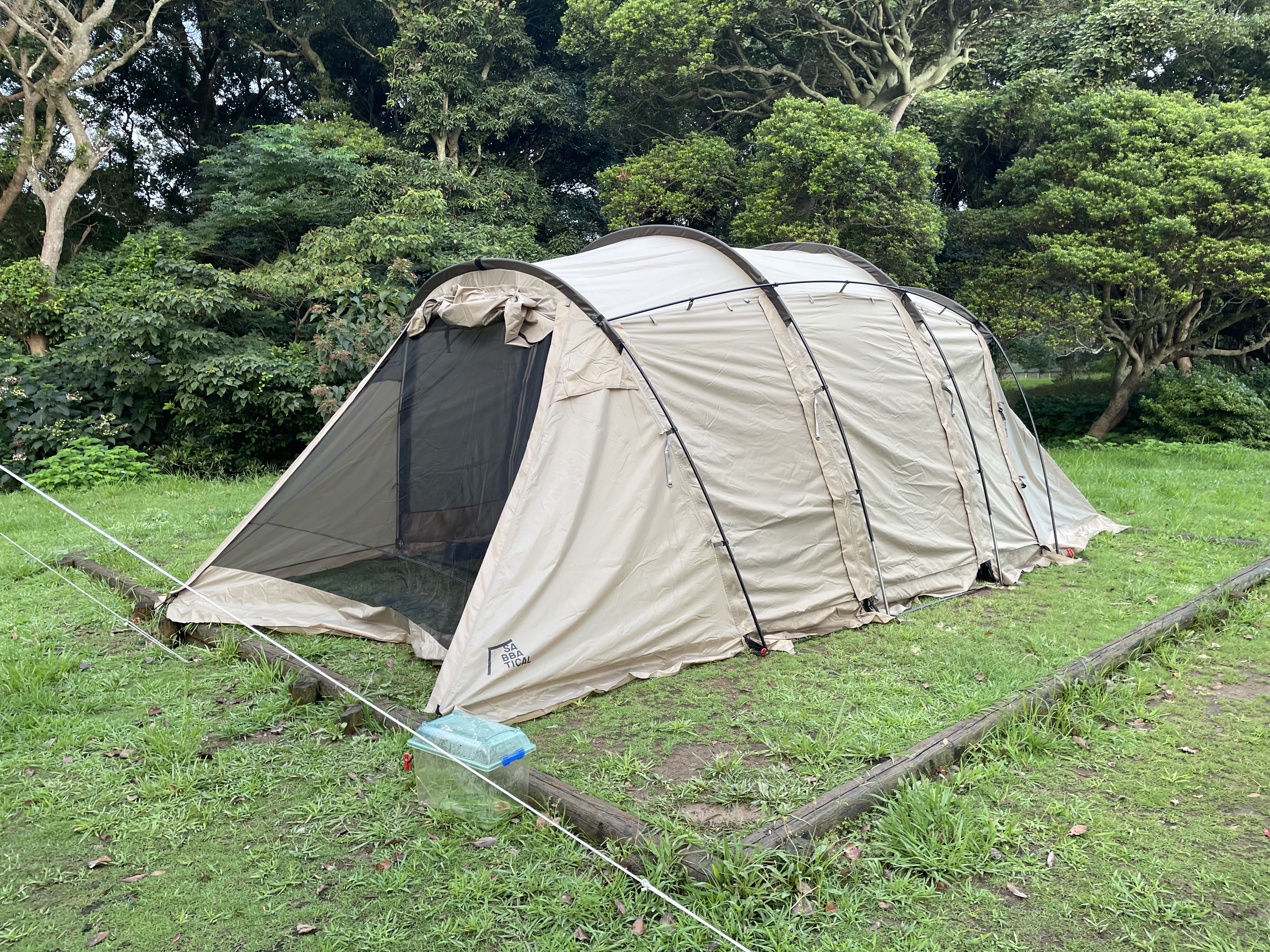 サバティカル アルニカを設営したトンネル型2ルームテントの外観