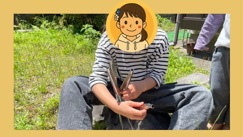 長女が焚き火台を組み立てている写真