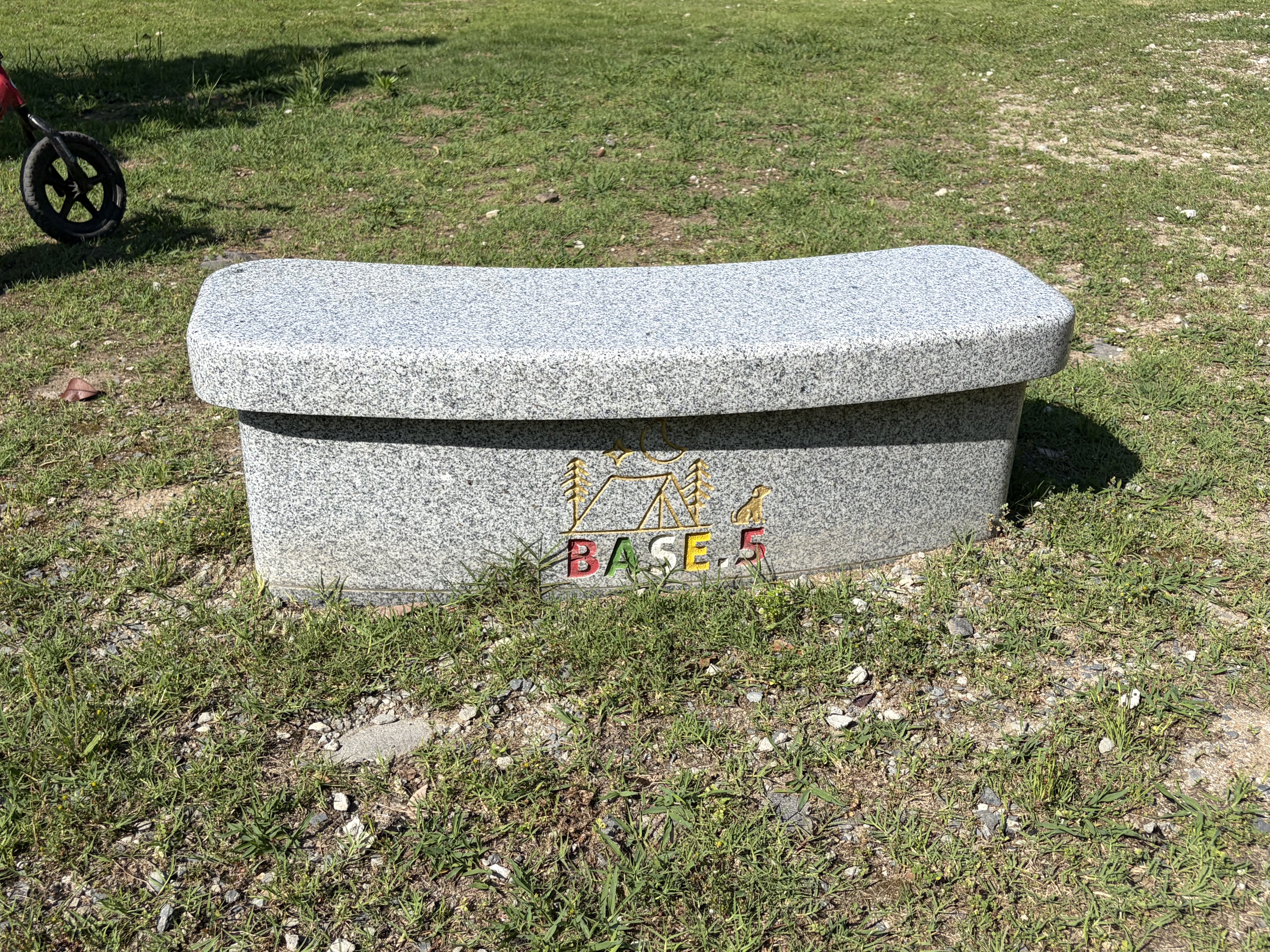 BASE.5森の中の星空キャンプ場のモニュメント