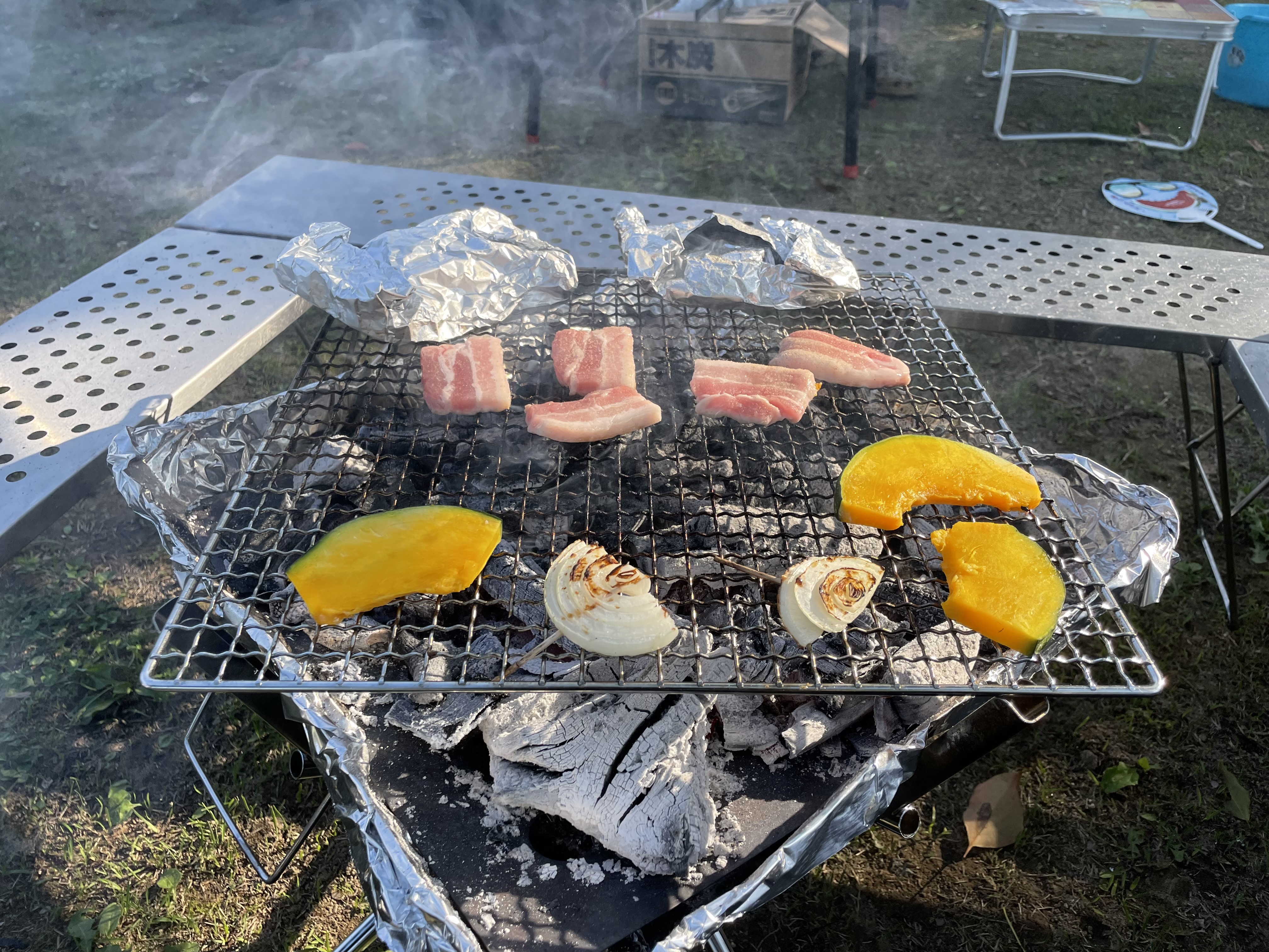 ユニフレーム ファイアグリルを利用してBBQを楽しんでいる写真