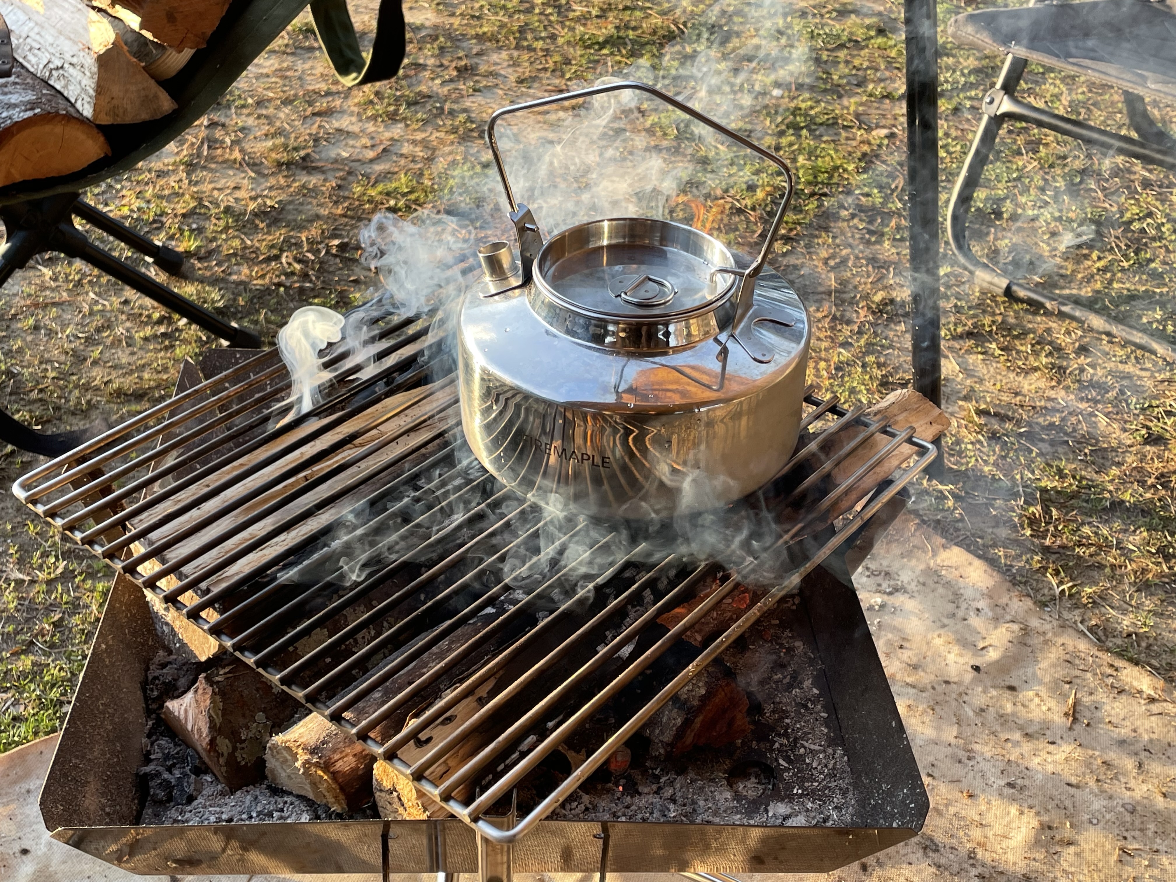 焚き火とケトルの画像