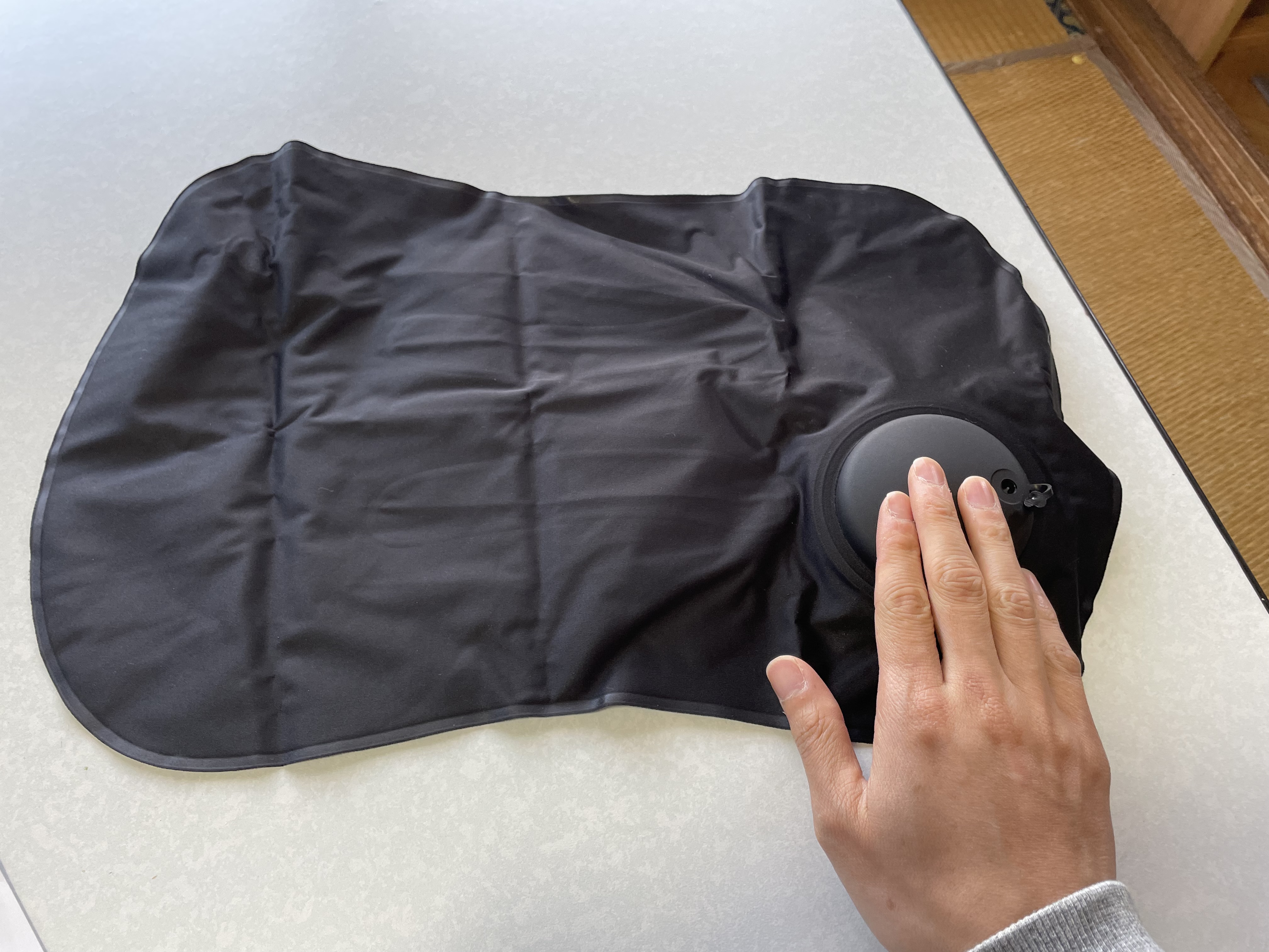 口をつけずに膨らませるBuranousキャンプ枕のポンプ部分