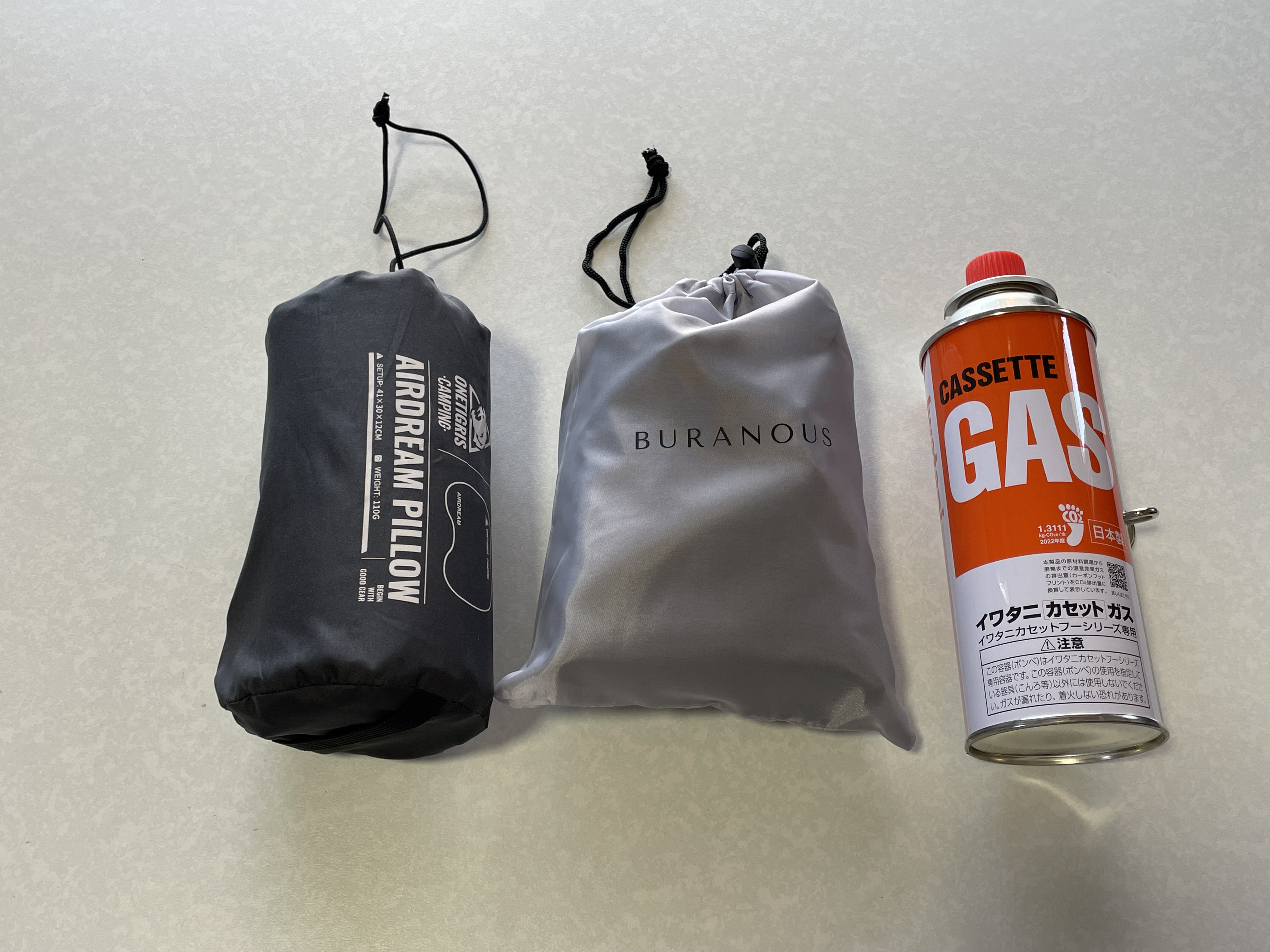 一般的なコンパクト枕とガスボンベとサイズ比較したBuranousキャンプ枕の収納状態