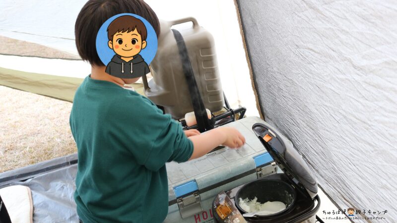 ファミリーキャンプで料理を手伝う長男
