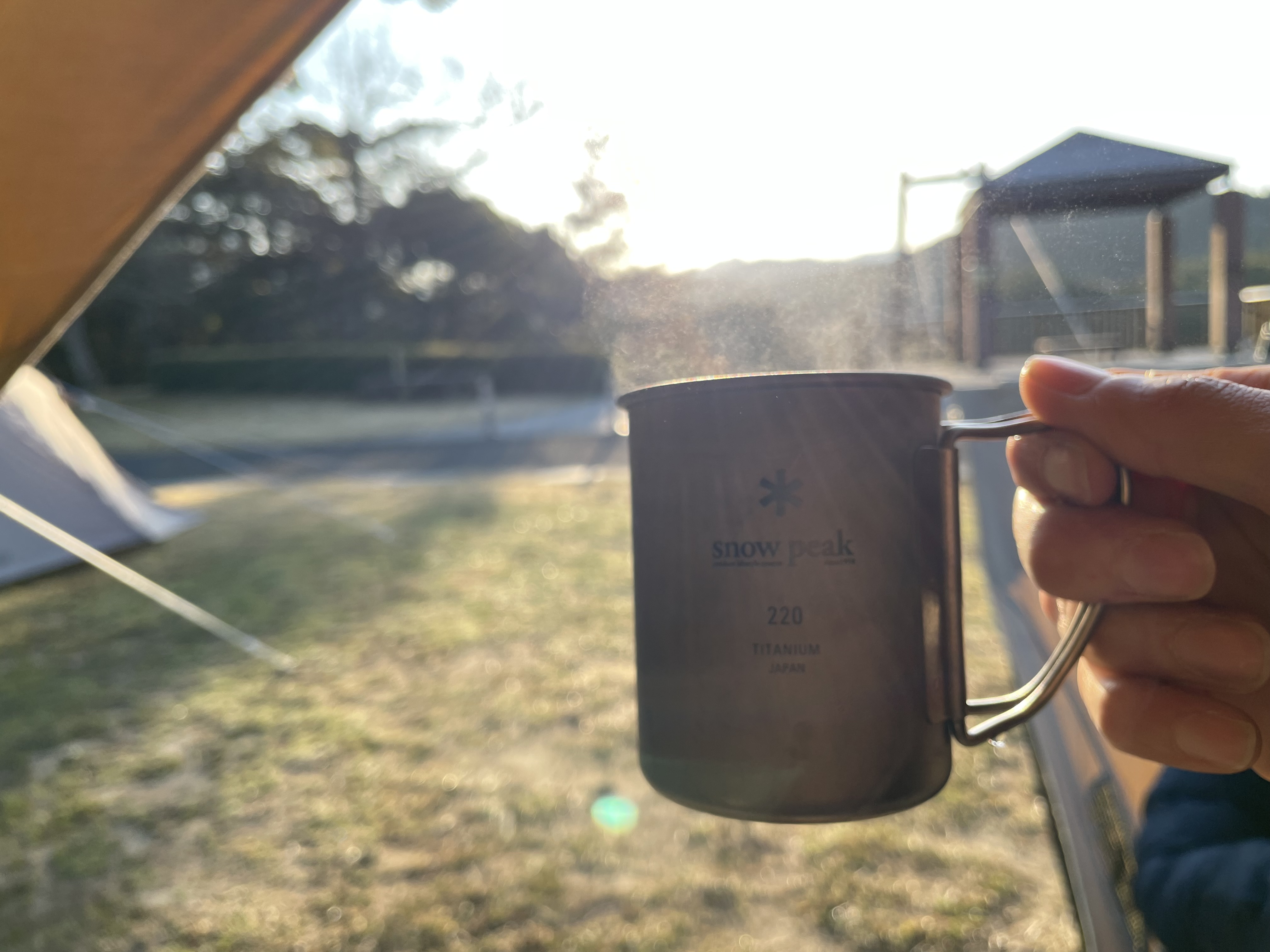 キャンプ場の朝日とコーヒーの画像