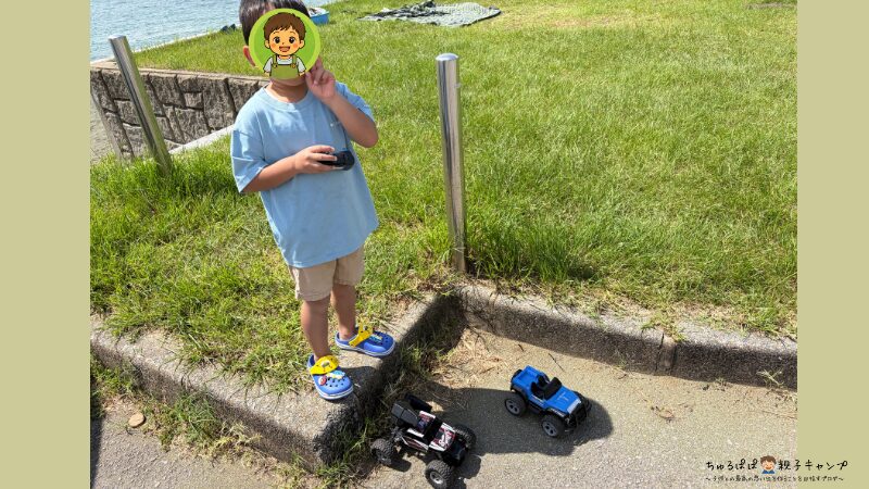 テントの設営前にラジコンで遊ぶ次男