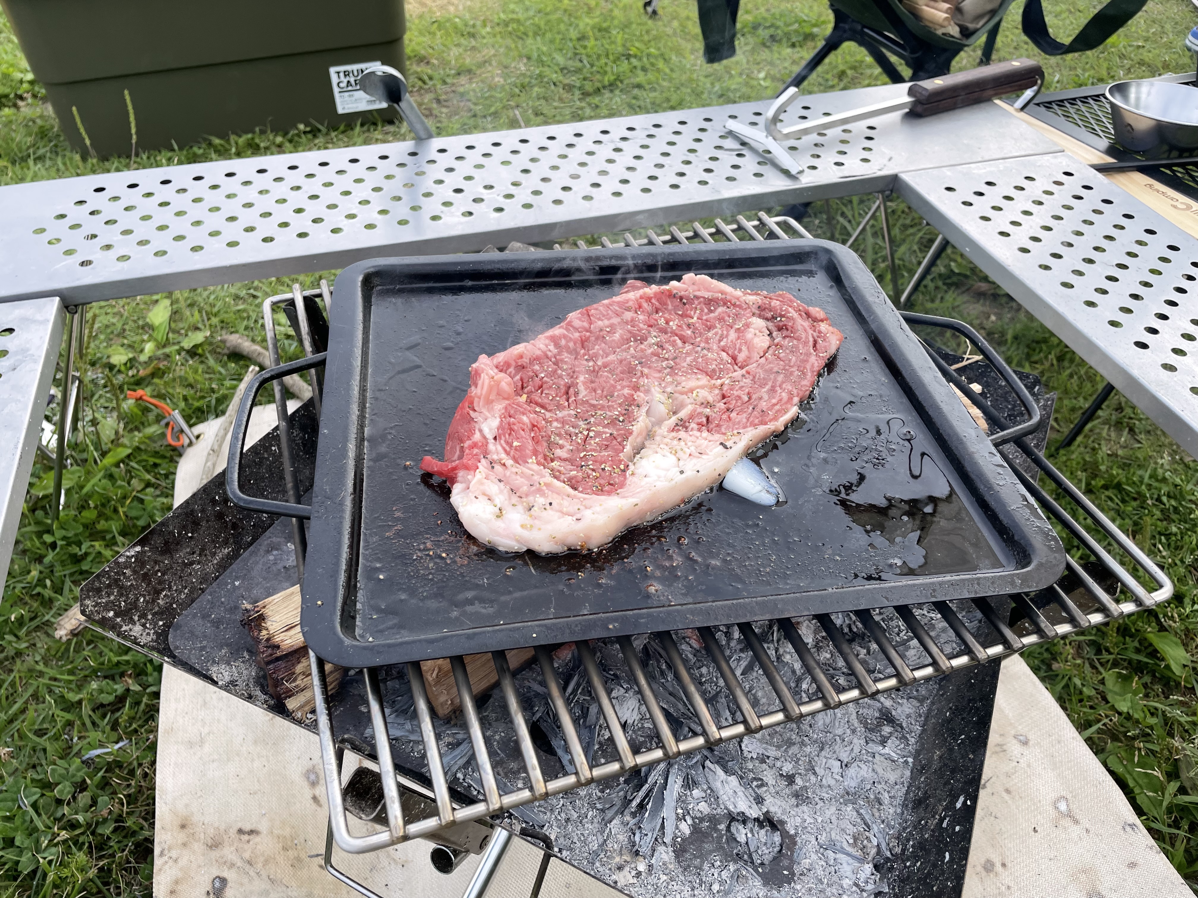 親子キャンプでステーキを焼いている様子
