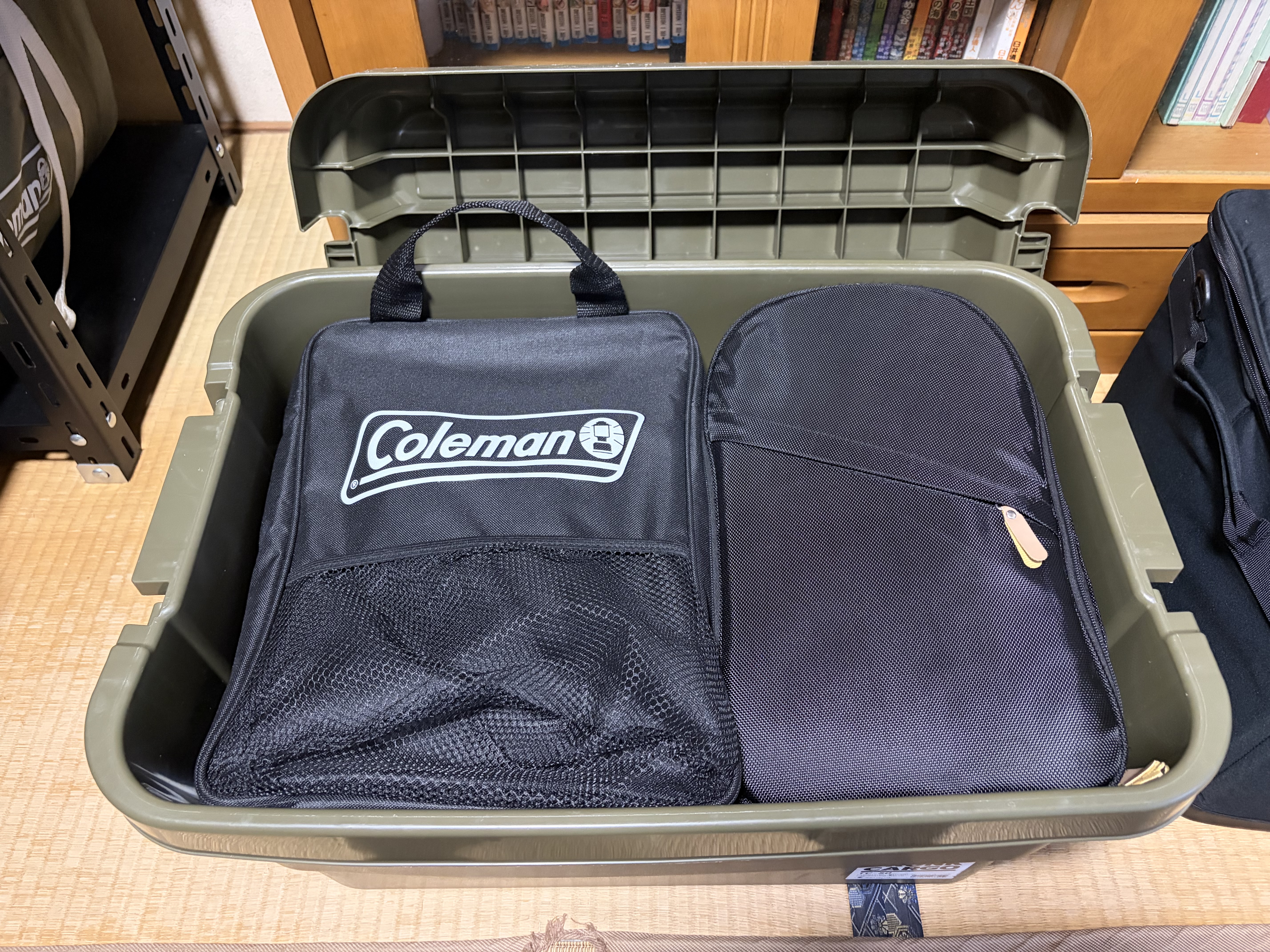 カーゴコンテナに収納できたColemanデュアルガスバーナーの写真