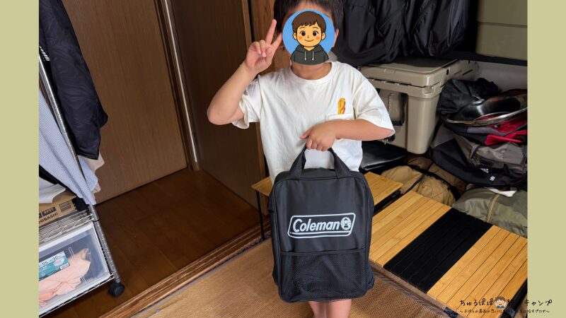 8歳の子どもがColemanデュアルガスバーナーを持っている様子