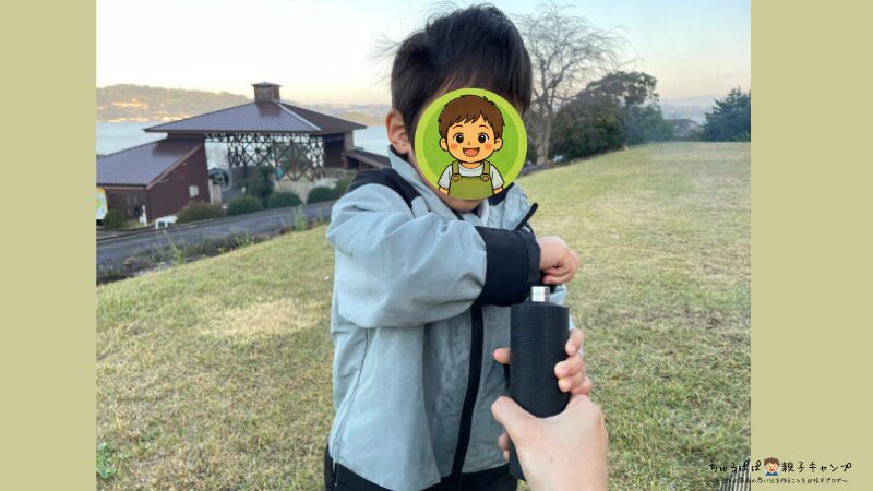 次男がコーヒーミルのお手伝いをしてくれている画像