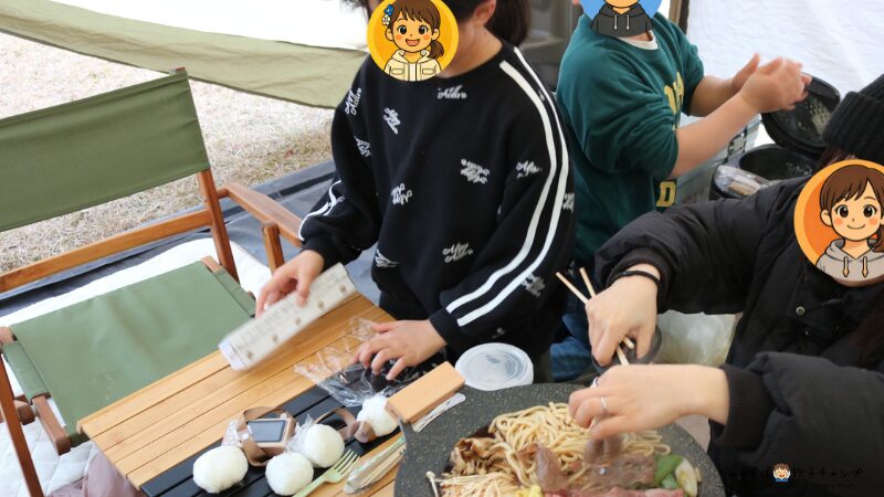 5歳から6歳の子どもがお手伝いを通してキャンプを楽しむ様子