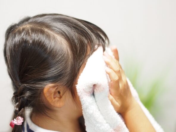 汗を拭いている女の子