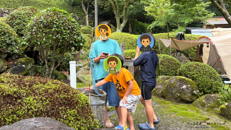 姉弟で協力してネイチャービンゴに取り組む