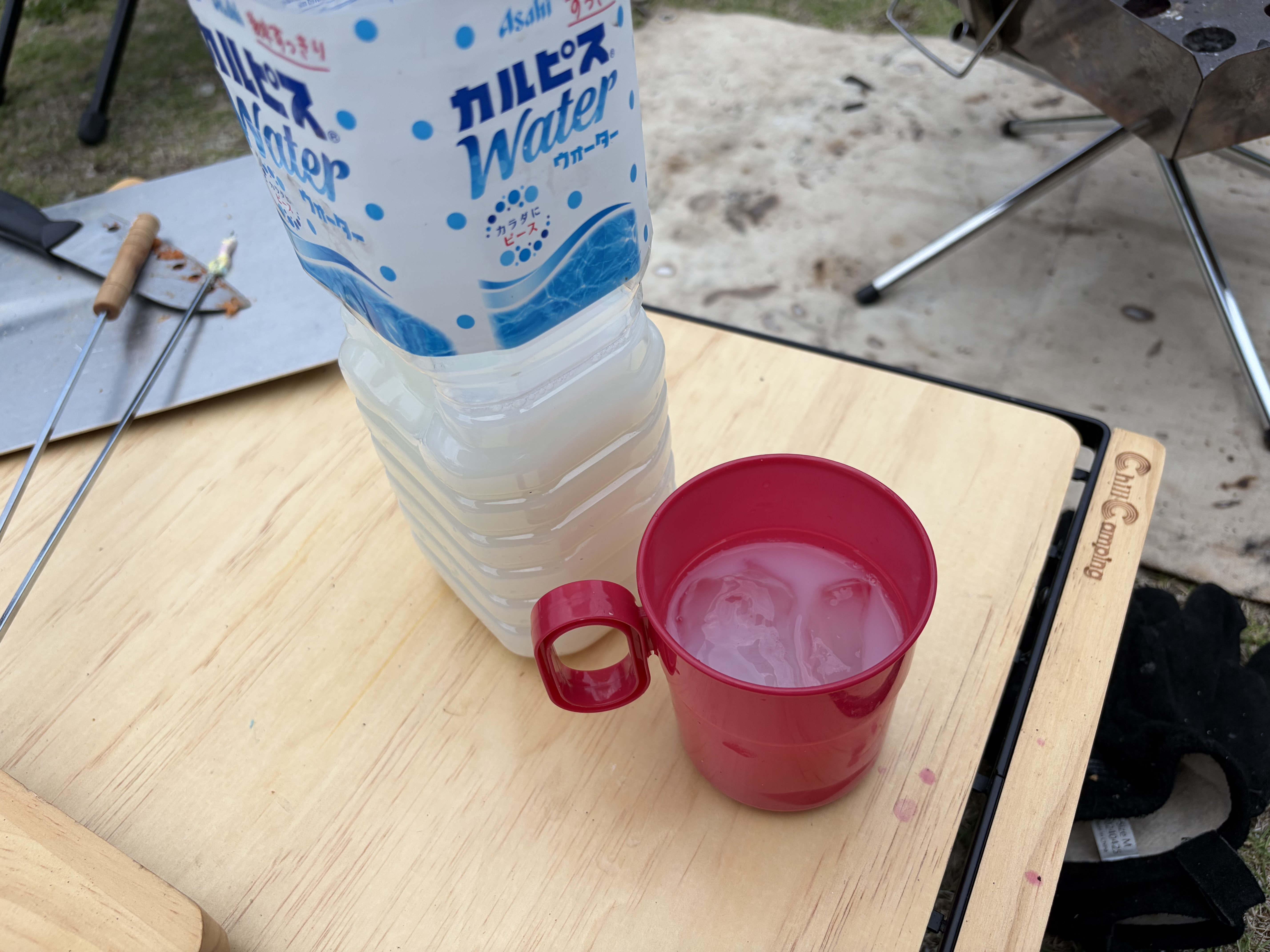 ジュースに氷を入れている様子