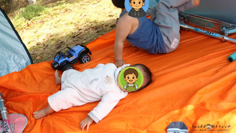 次男が0歳の頃に一緒に外で遊んでいる写真