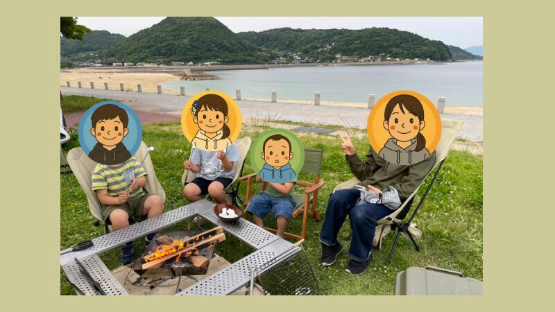 家族で焚き火を囲んでいる写真