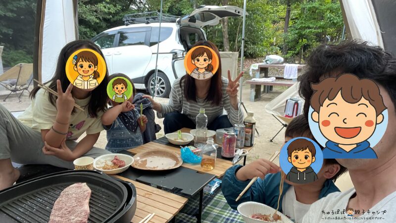 5人家族でキャンプを楽しんでいる画像