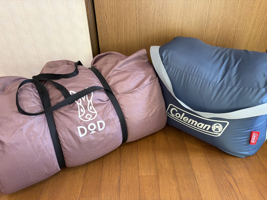 ColemanとDODわがやのシュラフを並べた写真