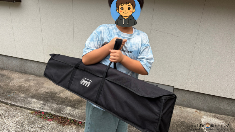 8歳の子どもがファイアープレイステーブルを運んでいる様子