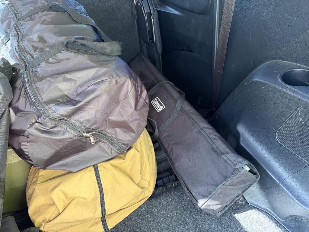 コールマン ファイアープレイステーブルを車に収納している写真