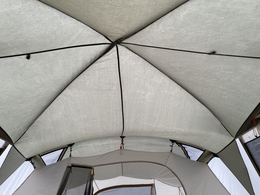 Colemanタフスクリーン2ルームハウスを雨キャンプで使用した様子