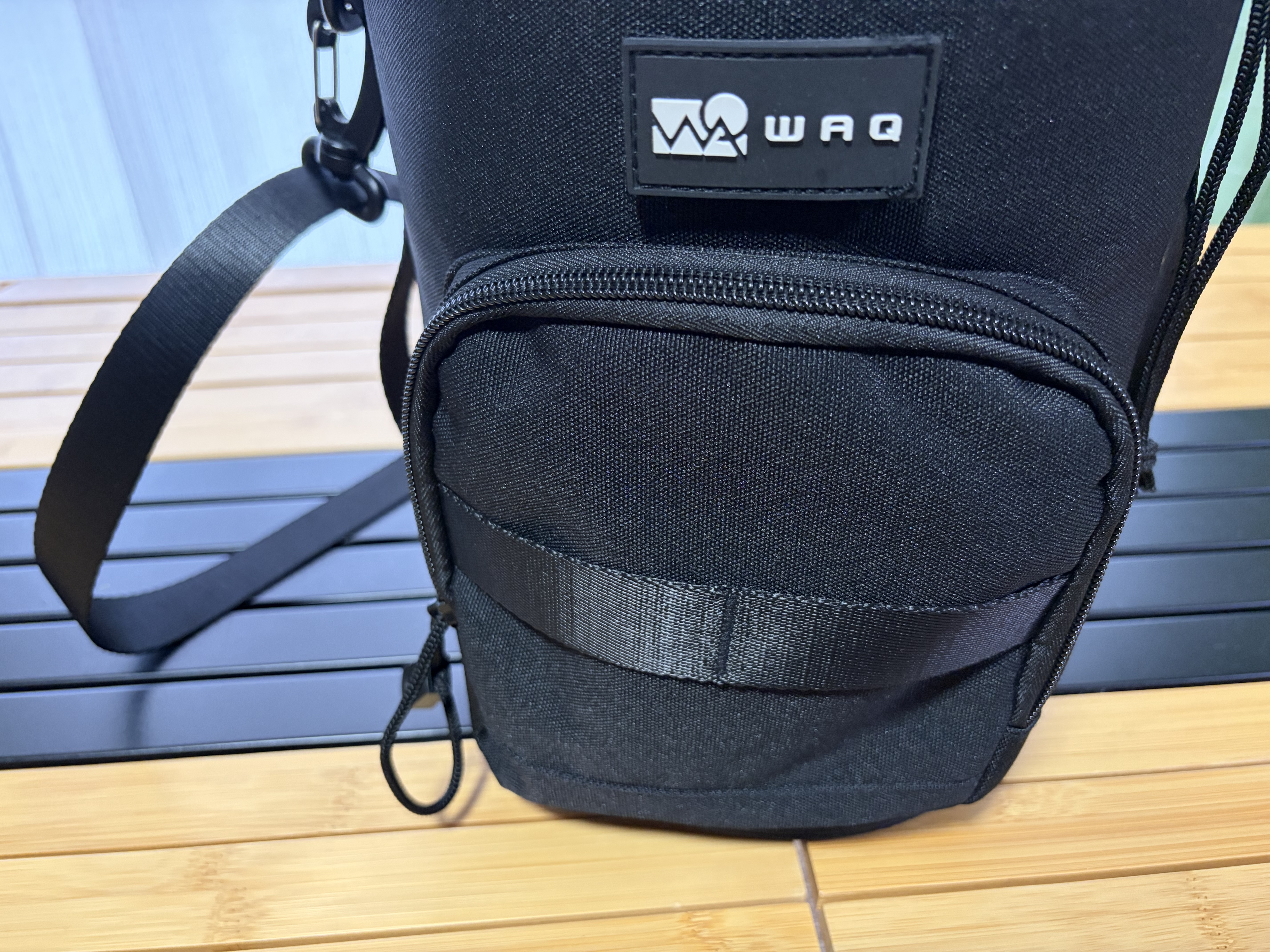 アイストングを専用カバーのポケットに収納した様子