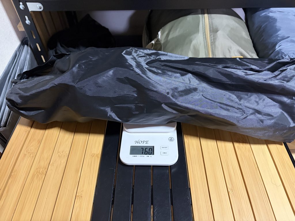 ダイソーのアウトドアチェアの重さを量ると760g