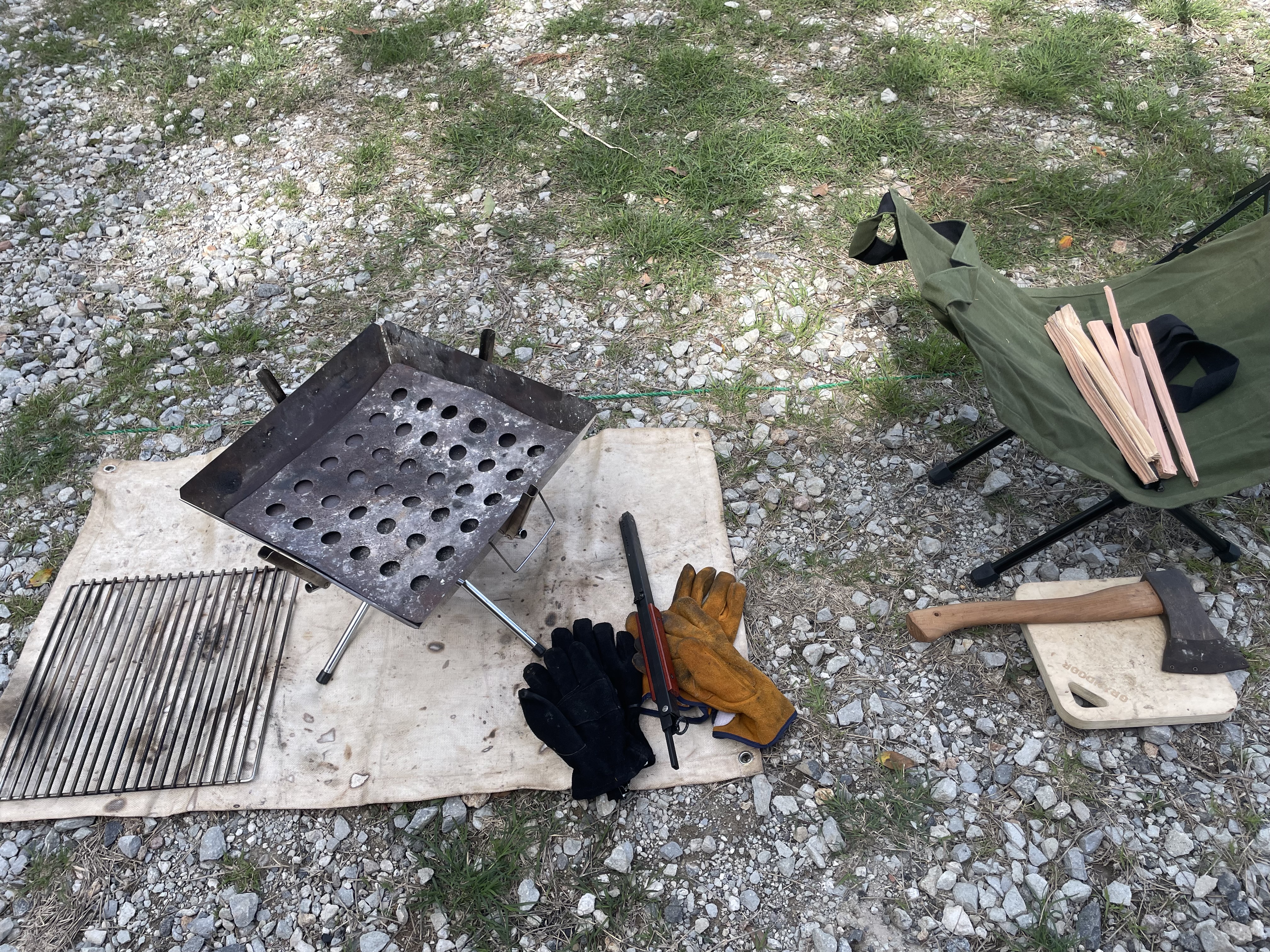 ダイソーハンギングラックを使う前の焚き火サイト