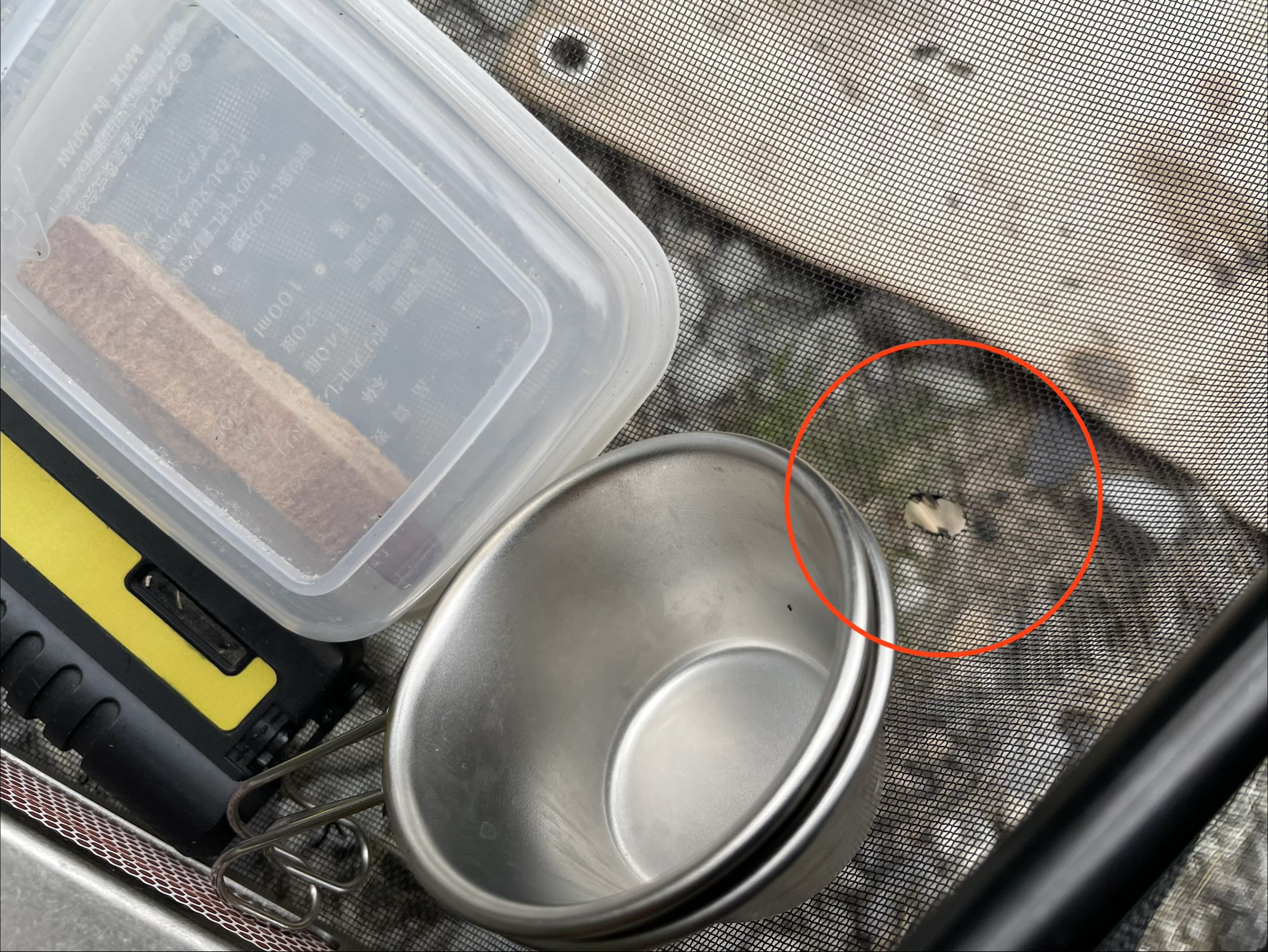 ダイソーのメッシュバスケットに火の粉で穴が空いた状態の写真