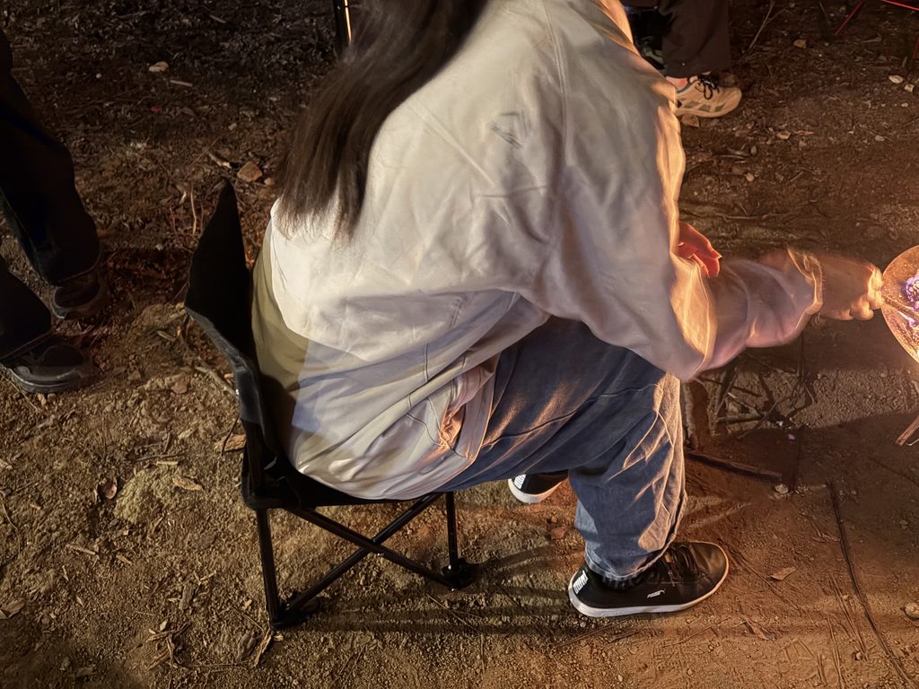 10歳の長女が実際にダイソーのチェアを使用している写真