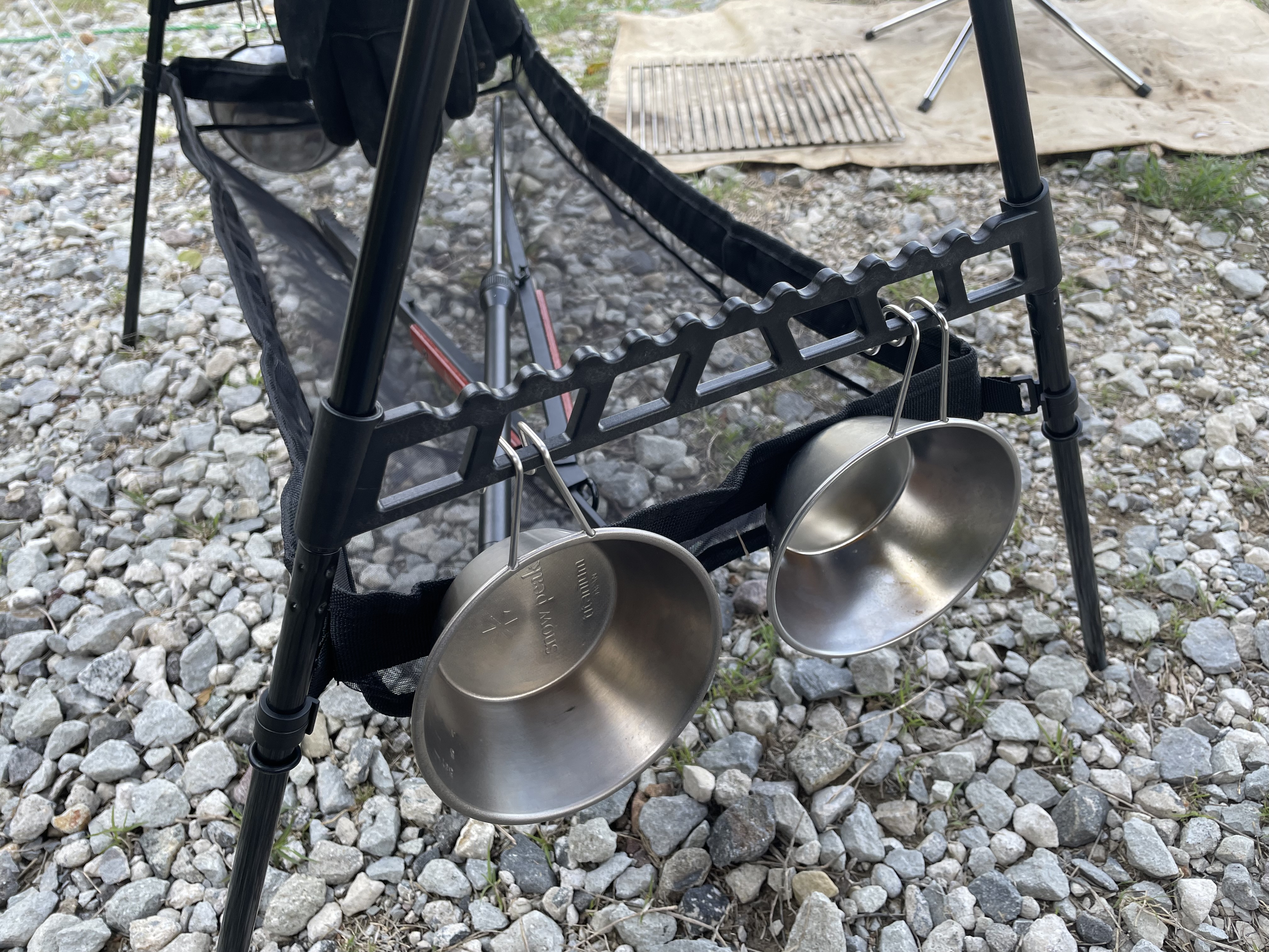 ダイソーのハンギングラックにサイドラックを装着してシェラカップを置いている様子