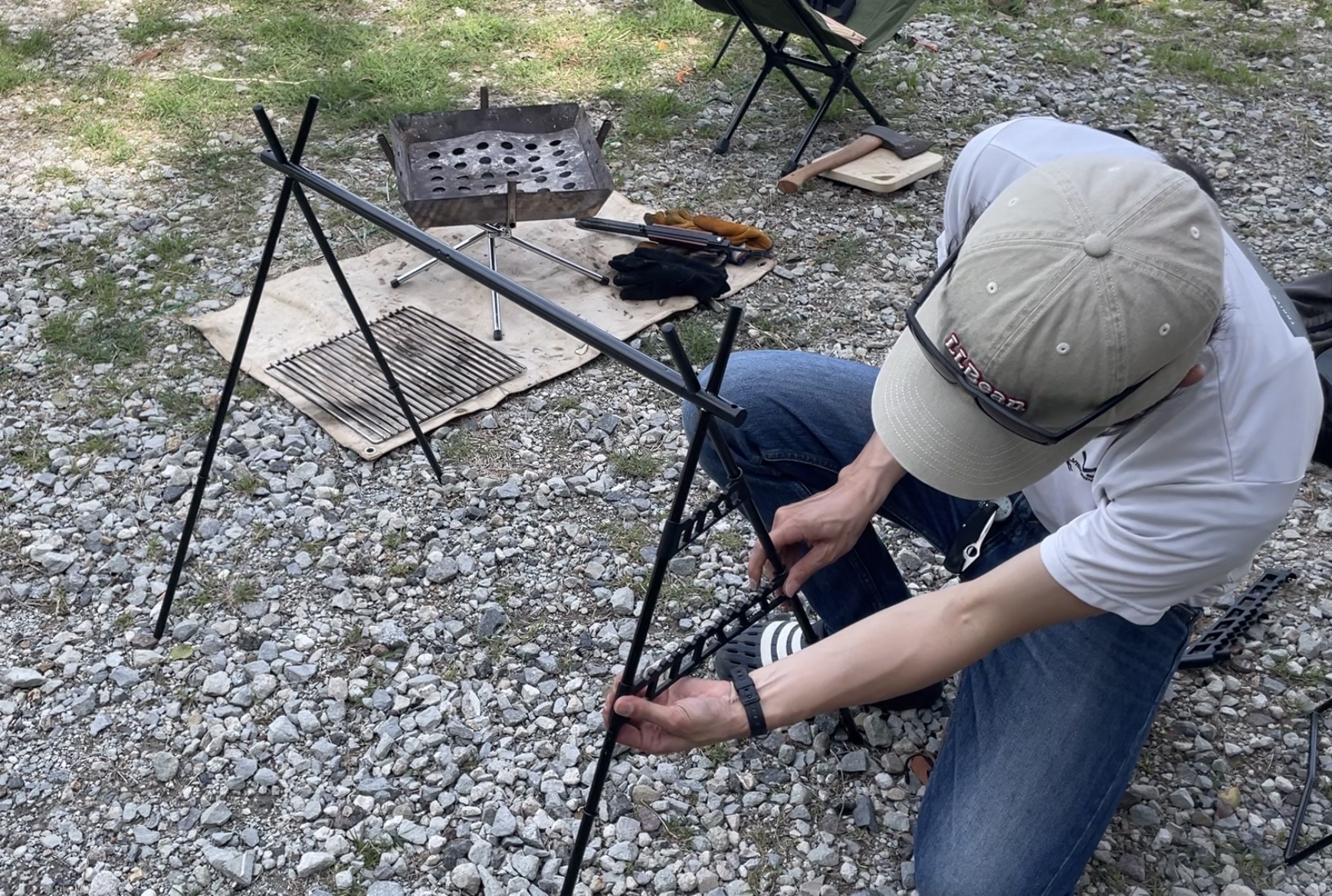 サイドラックを組み立てている写真