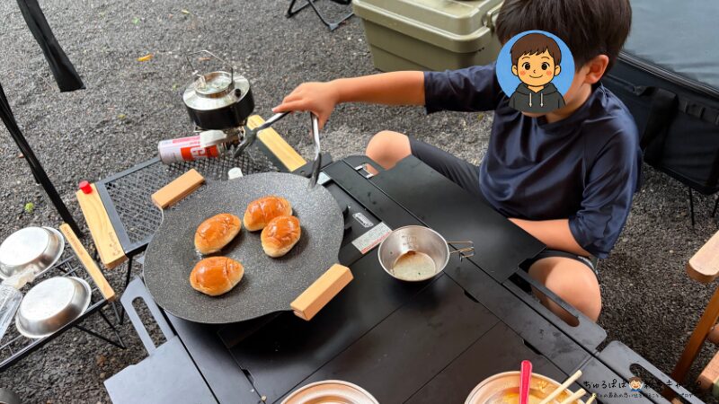 Colemanデュアルガスバーナーストーブで調理する様子