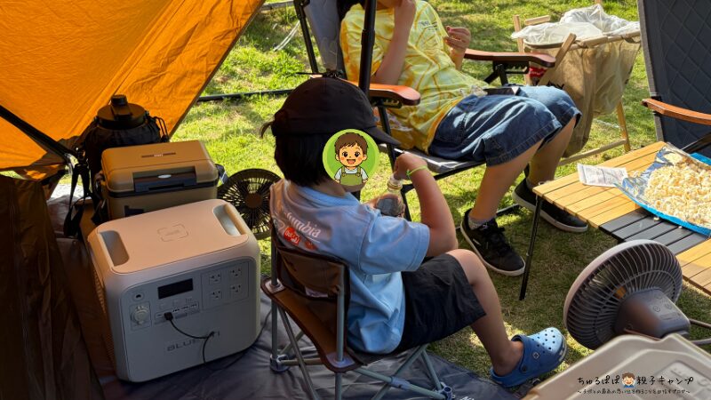 実際のキャンプでローチェアに座っている次男の写真
