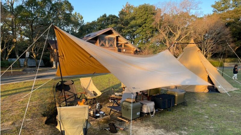 ワンポールテントとタープを設営したファミリーキャンプサイト