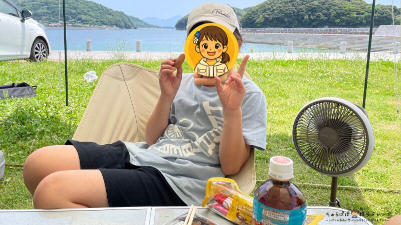 HAGOOGI扇風機をテント内で三脚スタンドに設置した様子