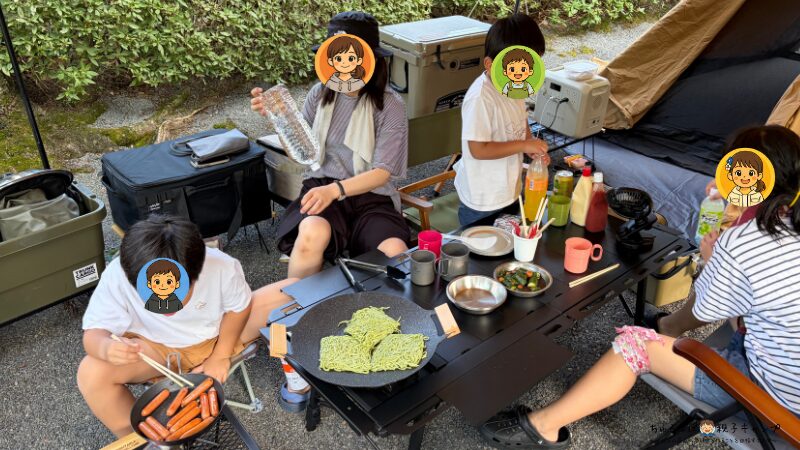 FIELDOOR アルミパネルテーブル135を5人家族のファミリーキャンプで使用している写真