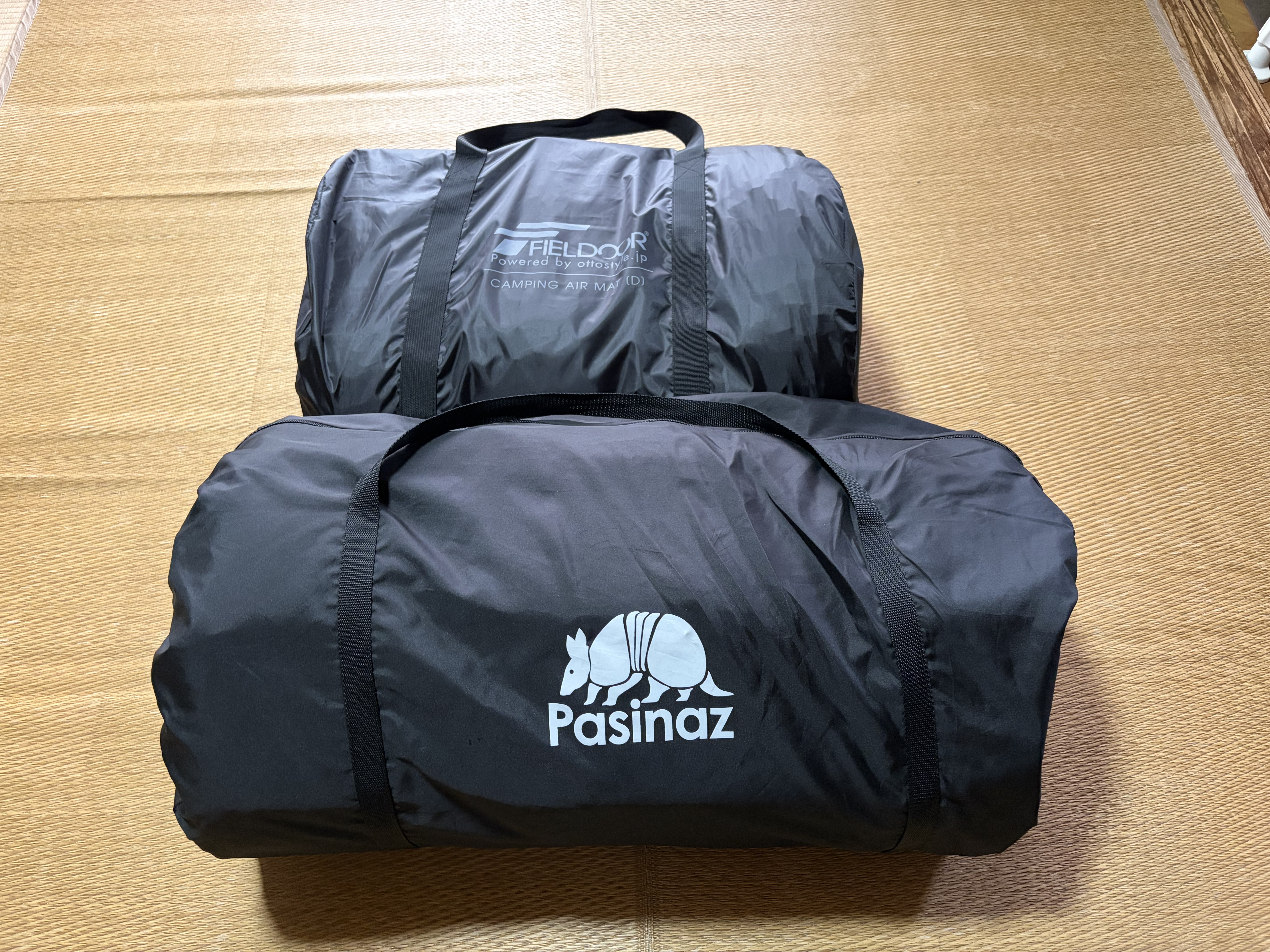 フィールドアとPasinazの電動ポンプ内蔵インフレーターマットを並べて比較している様子