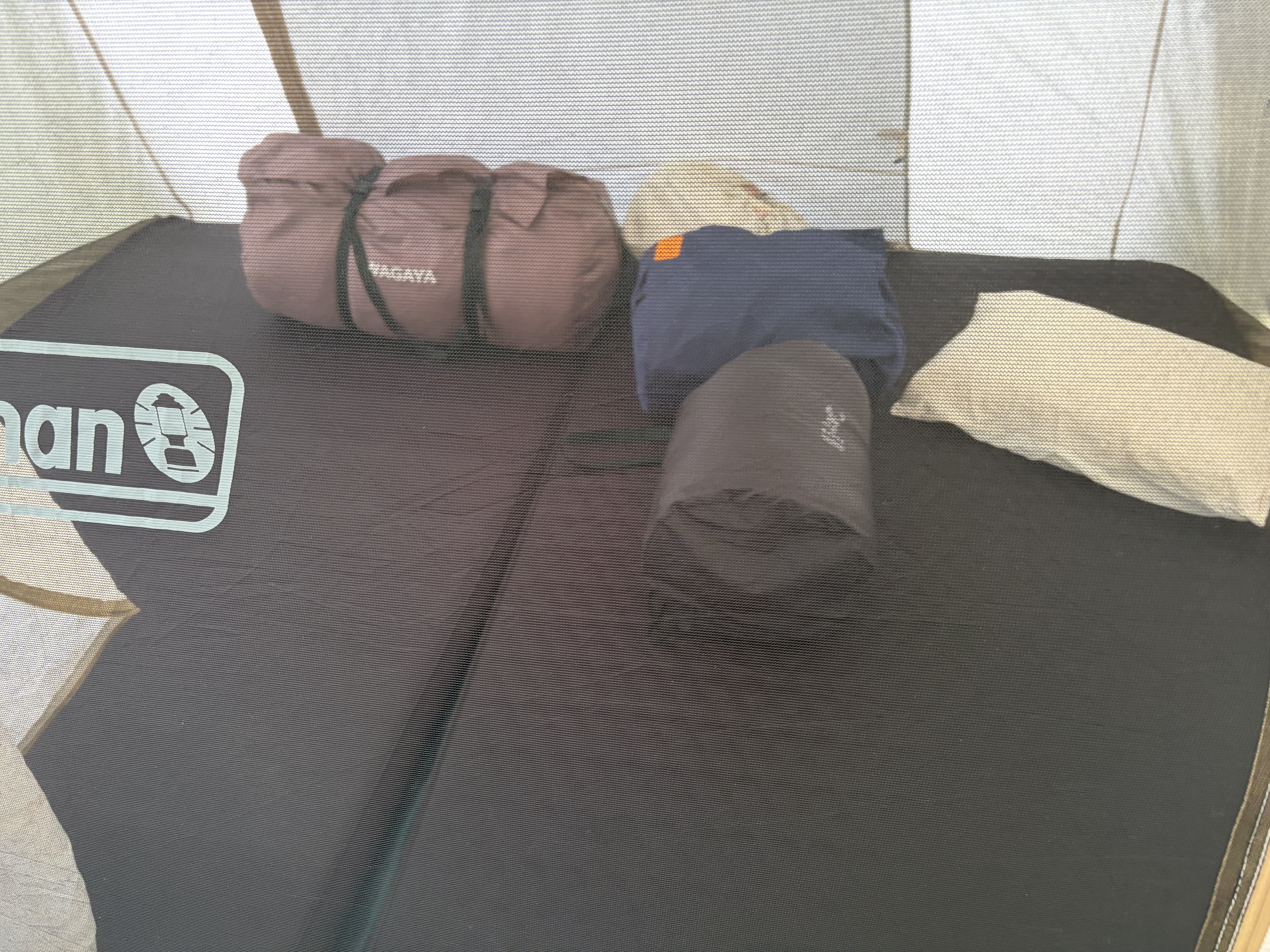 フィールドアとPasinazの電動ポンプ内蔵インフレーターマットをキャンプで実際に設営・撤収している様子｜準備や片付けのしやすさを比較