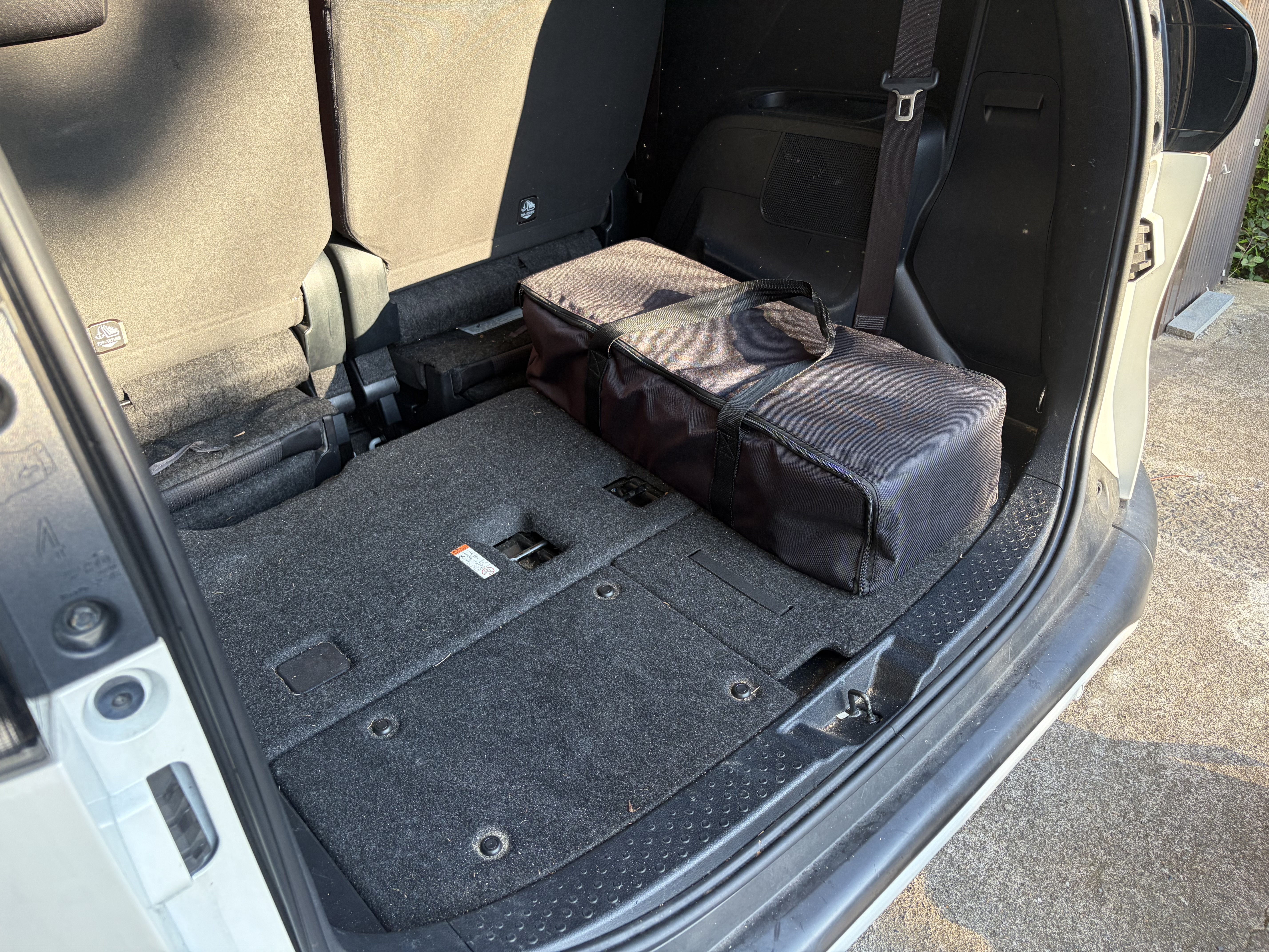 FIELDOORアルミパネルテーブル135を車へ縦向きで積載