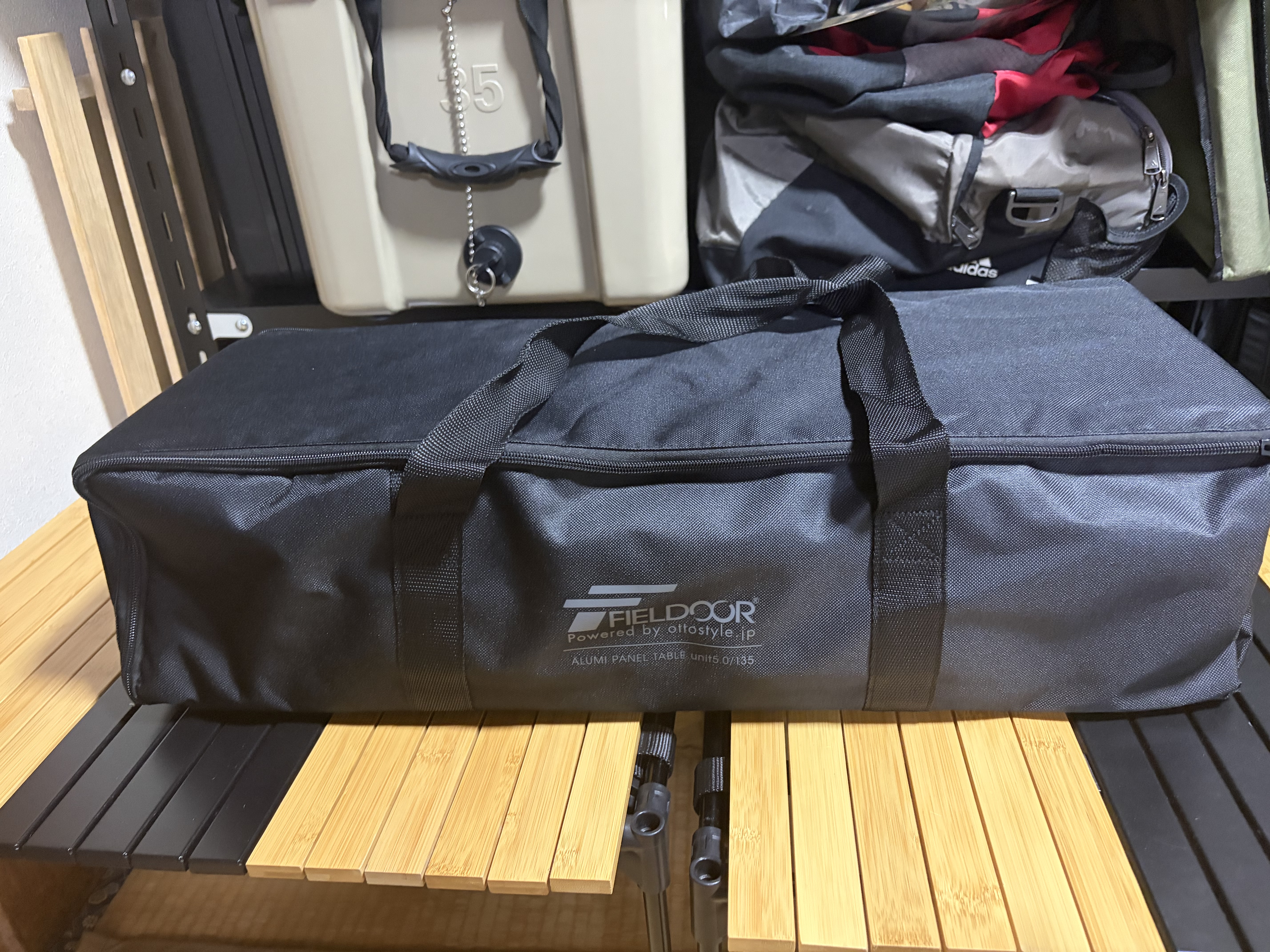 FIELDOORアルミパネルテーブル135を収納袋に入れた状態