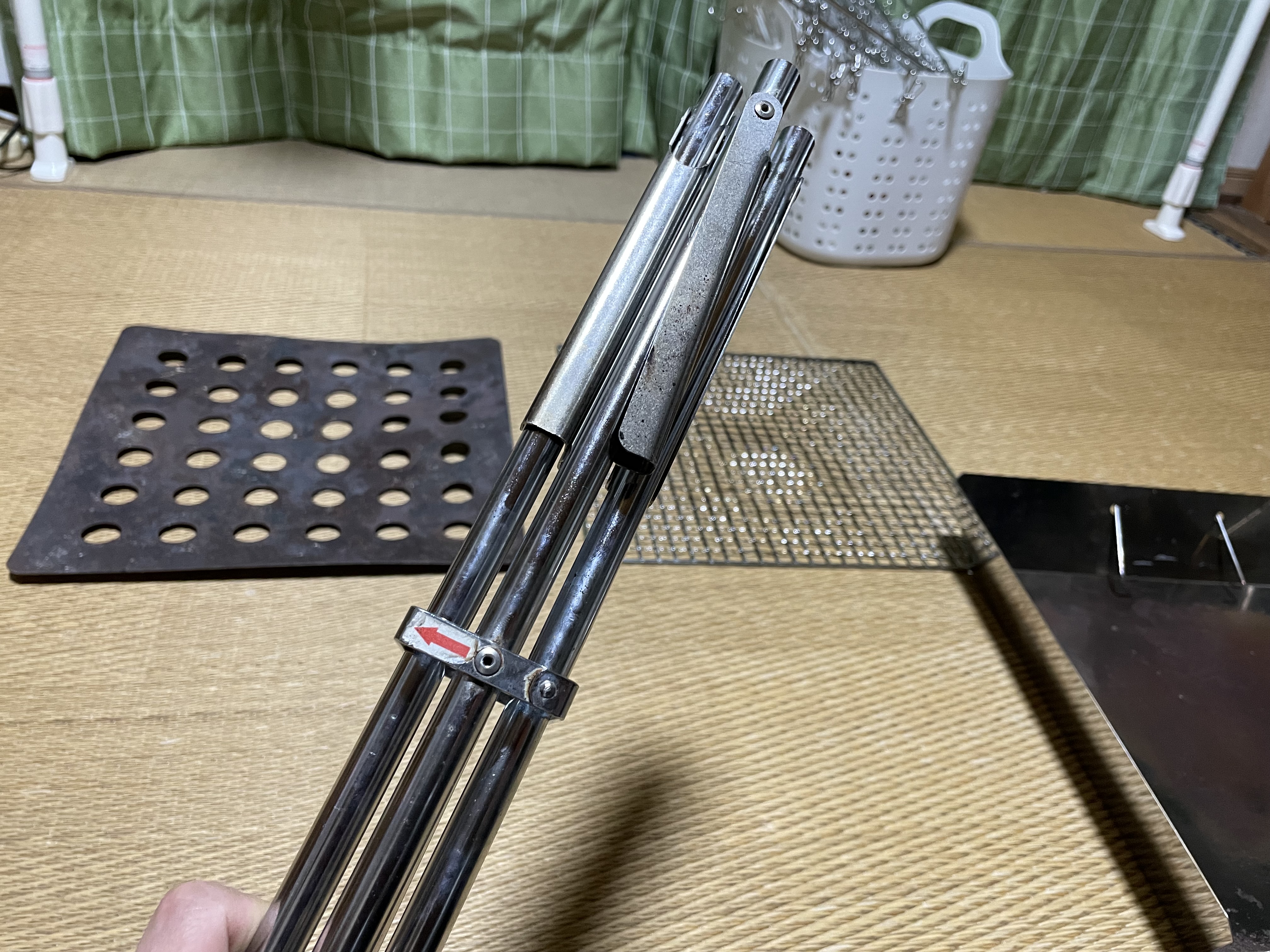 ユニフレーム ファイアグリルのツメ部分を赤い矢印で示したアップ写真