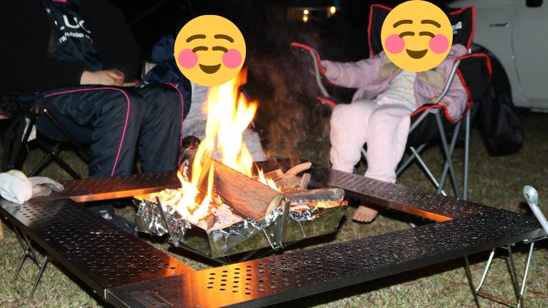 家族で焚き火を囲んでいる写真