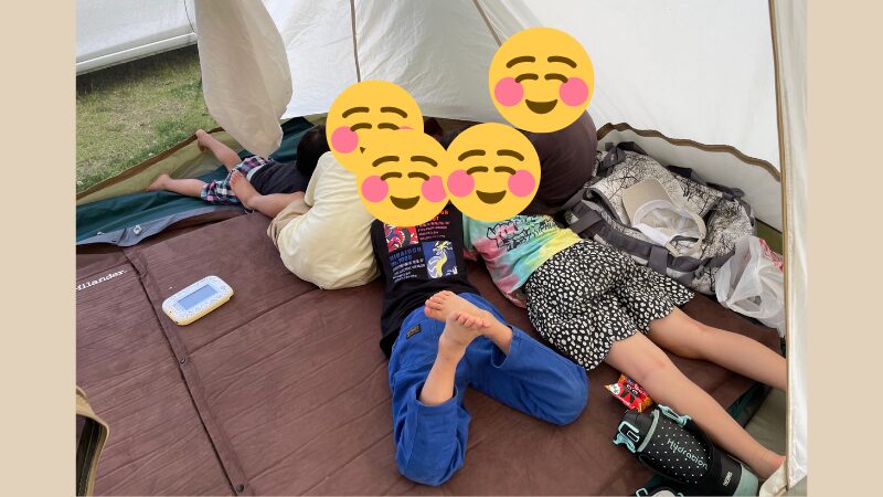 キャンプ中に我が子と従兄弟がゲームをしている